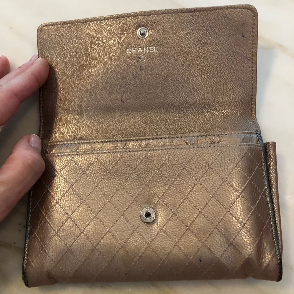 CHANEL rose gold quilted wallet - Picture 3 of 5